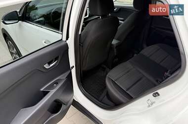 Внедорожник / Кроссовер Kia Stonic 2020 в 
