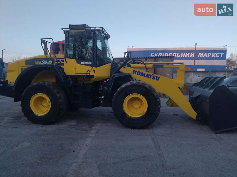 Фронтальный погрузчик Komatsu WA 2016 в Ромнах