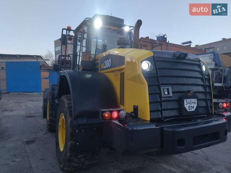 Фронтальный погрузчик Komatsu WA 2016 в Ромнах
