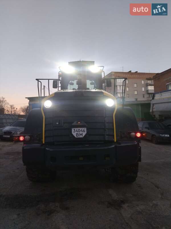 Фронтальный погрузчик Komatsu WA 2016 в Ромнах