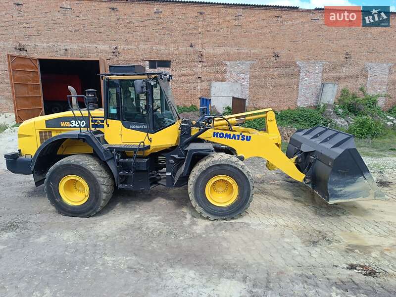 Фронтальный погрузчик Komatsu WA 2016 в Ромнах
