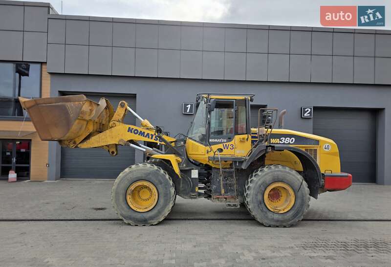 Фронтальні навантажувачі Komatsu WA 2016 в Рівному