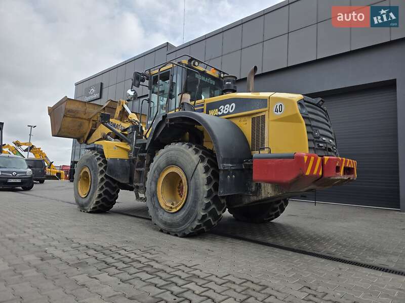 Фронтальні навантажувачі Komatsu WA 2016 в Рівному