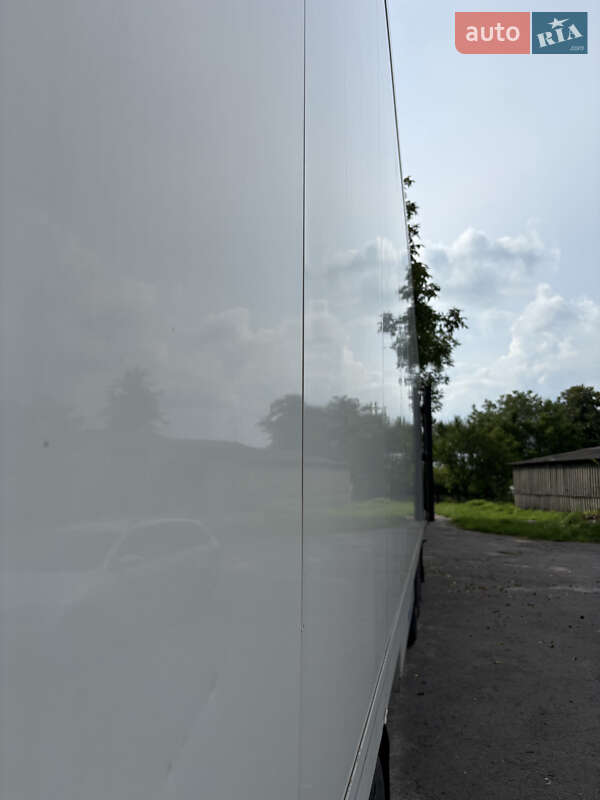 Изотермическая будка Krone SD 2011 в Ровно