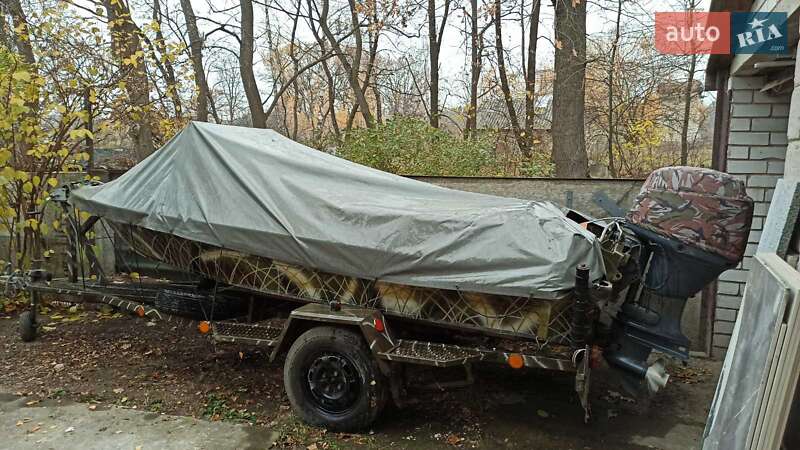 Човен Крим Крым 1980 в Чернігові