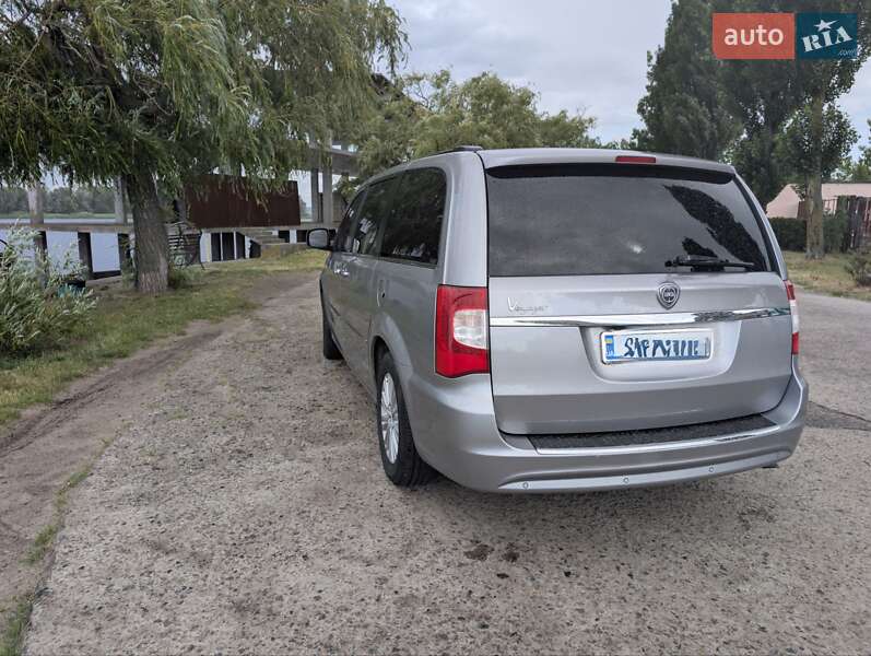 Мінівен Lancia Voyager 2013 в Києві