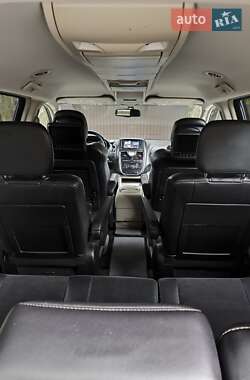 Минивэн Lancia Voyager 2013 в 
