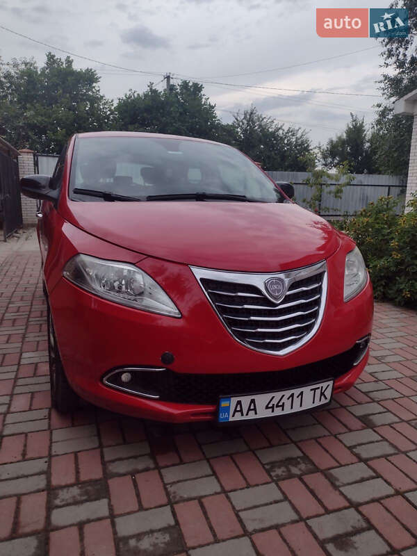Хэтчбек Lancia Ypsilon 2012 в 