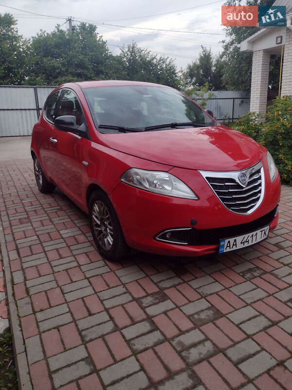 Хэтчбек Lancia Ypsilon 2012 в Киеве