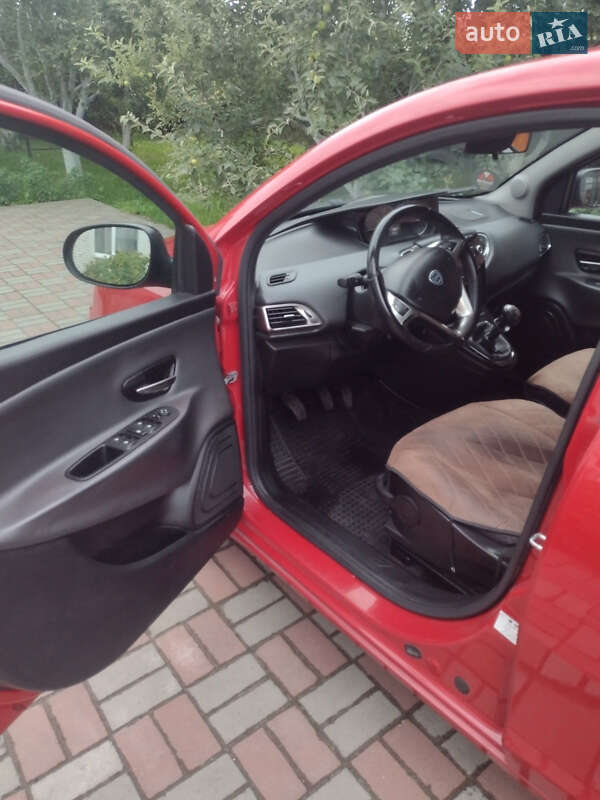Хэтчбек Lancia Ypsilon 2012 в Киеве