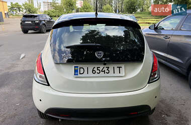 Хэтчбек Lancia Ypsilon 2012 в 