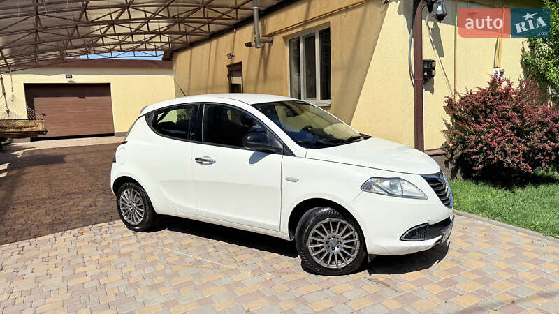 Хетчбек Lancia Ypsilon 2012 в 