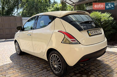 Хетчбек Lancia Ypsilon 2012 в 