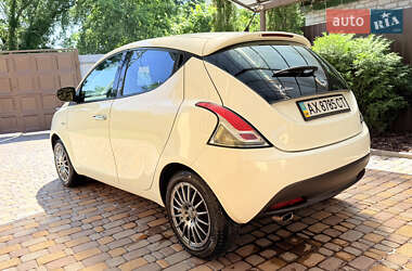 Хэтчбек Lancia Ypsilon 2012 в 