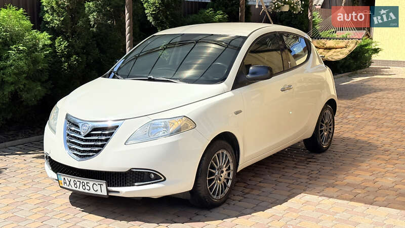 Хэтчбек Lancia Ypsilon 2012 в 