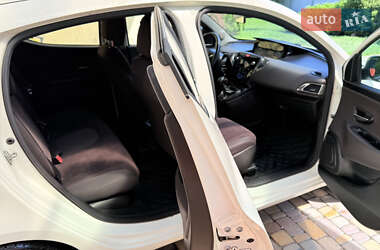 Хэтчбек Lancia Ypsilon 2012 в 