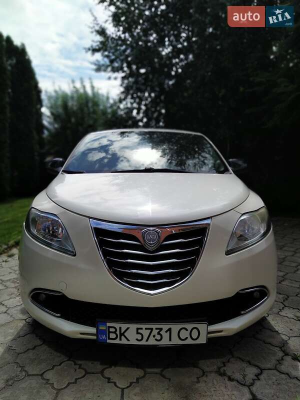 Хэтчбек Lancia Ypsilon 2012 в Ровно