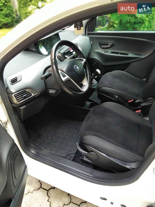 Хэтчбек Lancia Ypsilon 2012 в Ровно