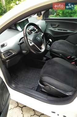Хэтчбек Lancia Ypsilon 2012 в 