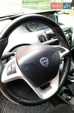 Хэтчбек Lancia Ypsilon 2012 в 