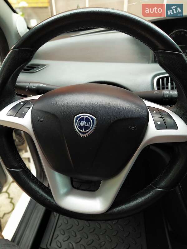 Хэтчбек Lancia Ypsilon 2012 в Ровно
