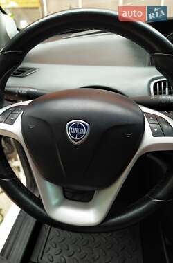 Хэтчбек Lancia Ypsilon 2012 в 