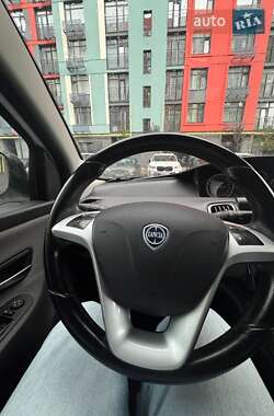 Хетчбек Lancia Ypsilon 2012 в 
