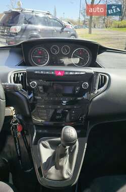 Хетчбек Lancia Ypsilon 2013 в 