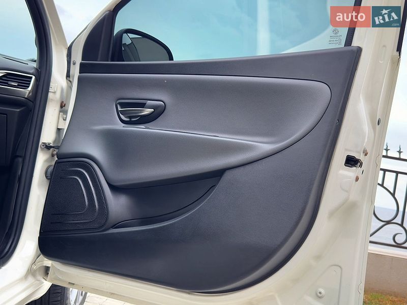 Хэтчбек Lancia Ypsilon 2013 в Одессе