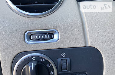 Позашляховик / Кросовер Land Rover Discovery 2012 в 