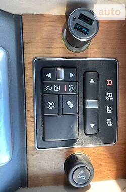 Внедорожник / Кроссовер Land Rover Discovery 2015 в 