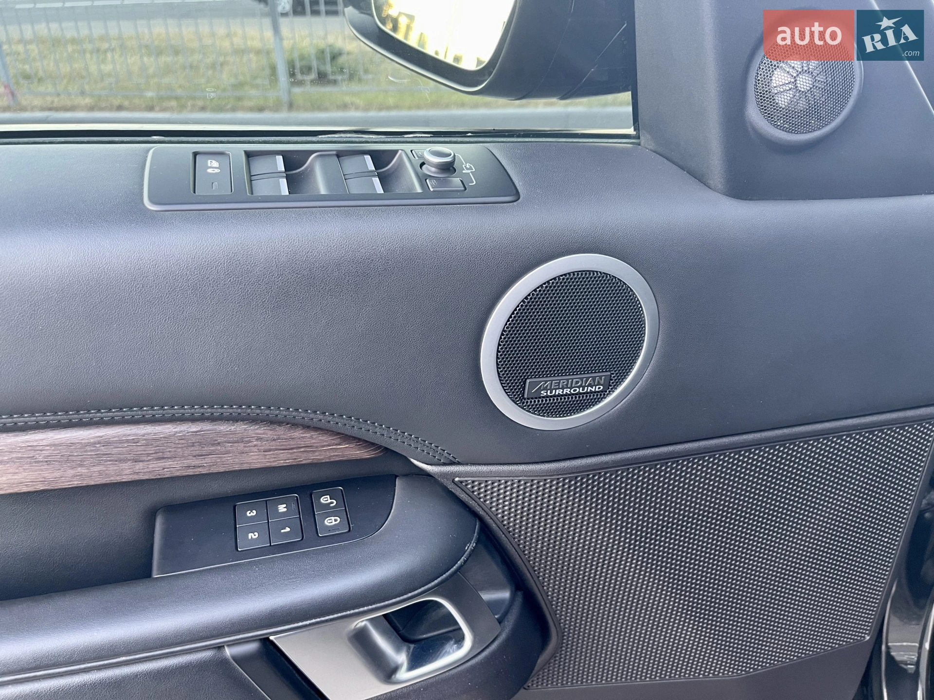 2017 Land Rover Discovery - мініатюра 24