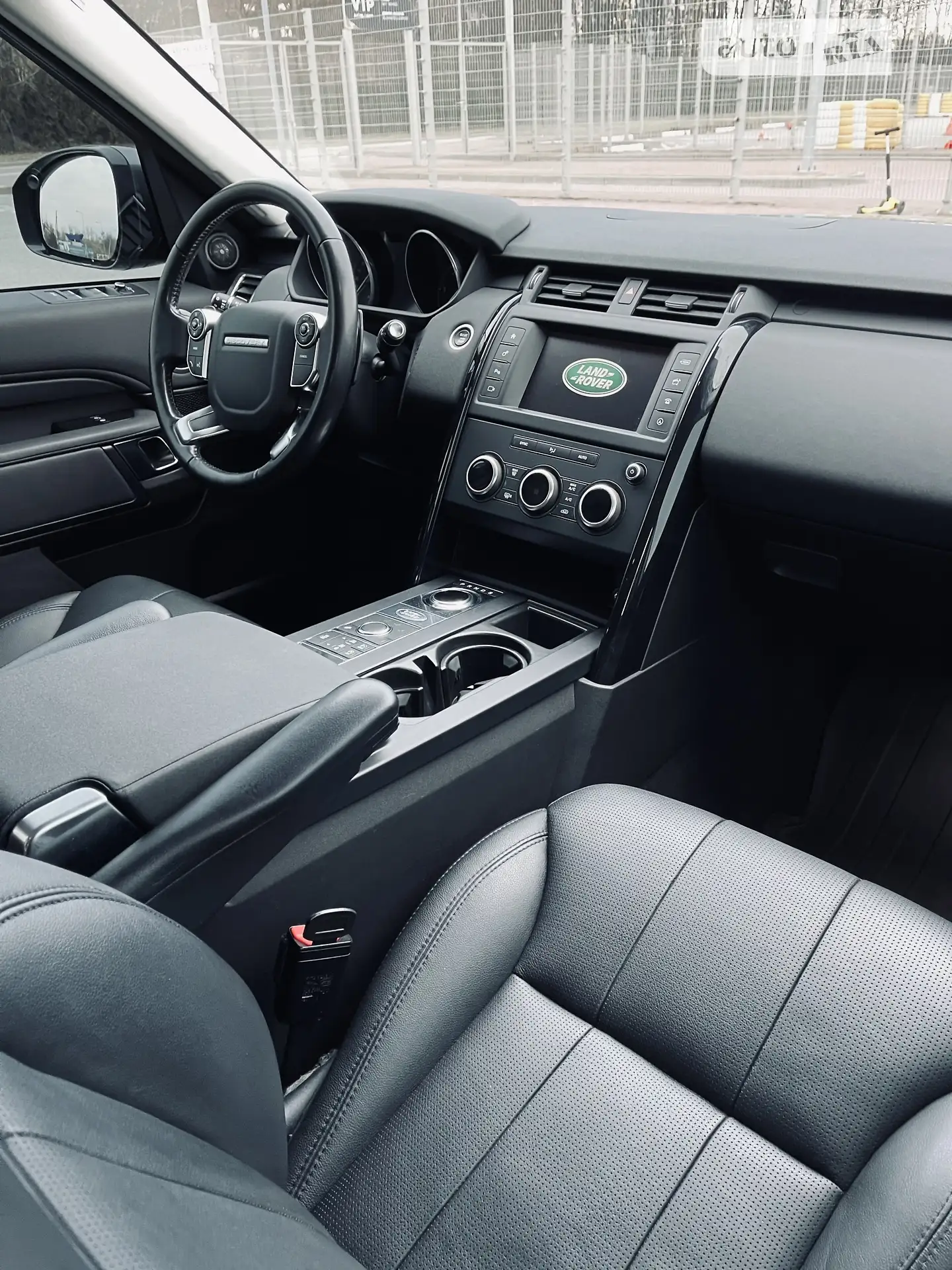 2017 Land Rover Discovery - мініатюра 25