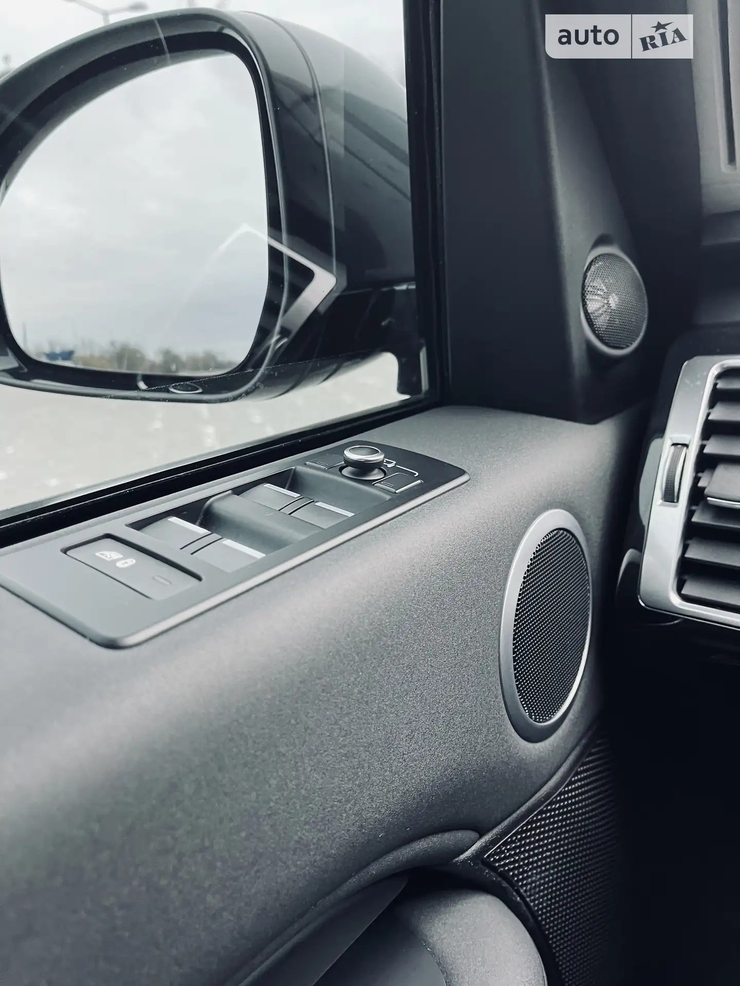 2017 Land Rover Discovery - мініатюра 48