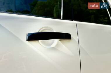 Позашляховик / Кросовер Land Rover Discovery 2015 в 