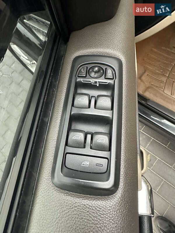 Внедорожник / Кроссовер Land Rover Discovery 2014 в Киеве