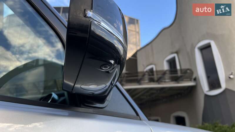 Внедорожник / Кроссовер Land Rover Discovery 2016 в Киеве