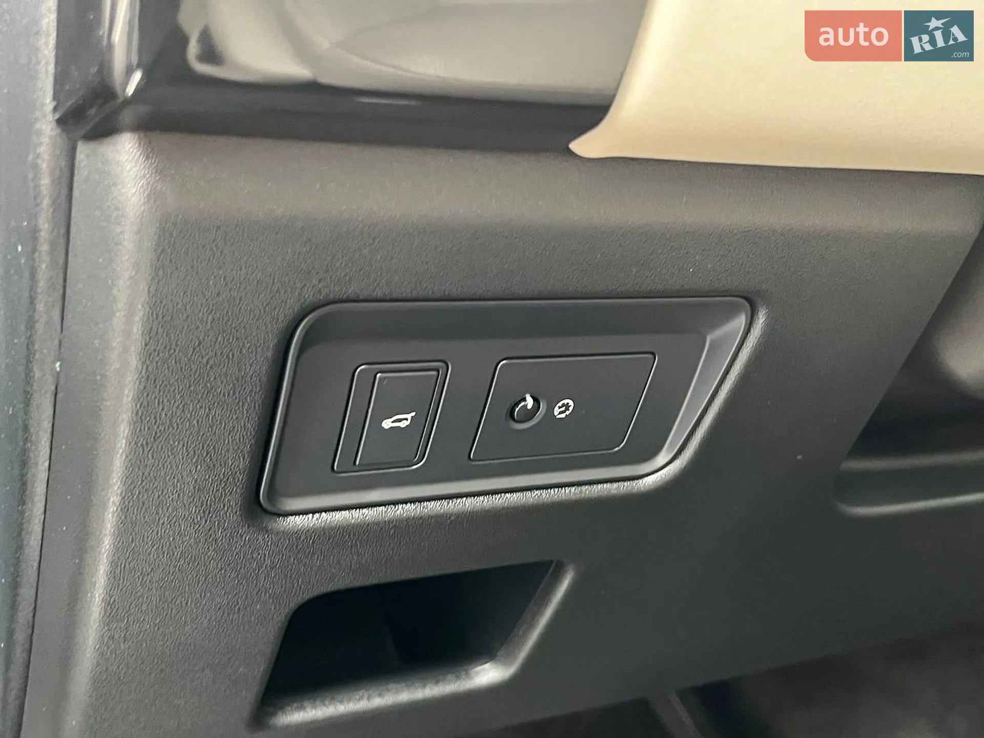 2018 Land Rover Discovery - мініатюра 25