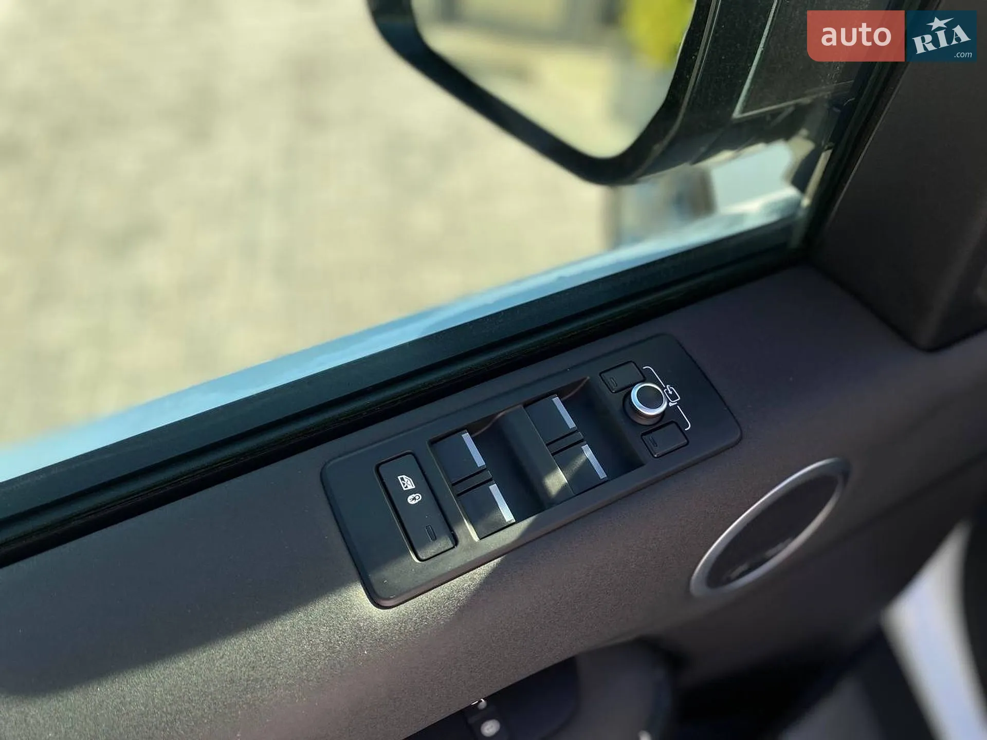 2018 Land Rover Discovery - мініатюра 23