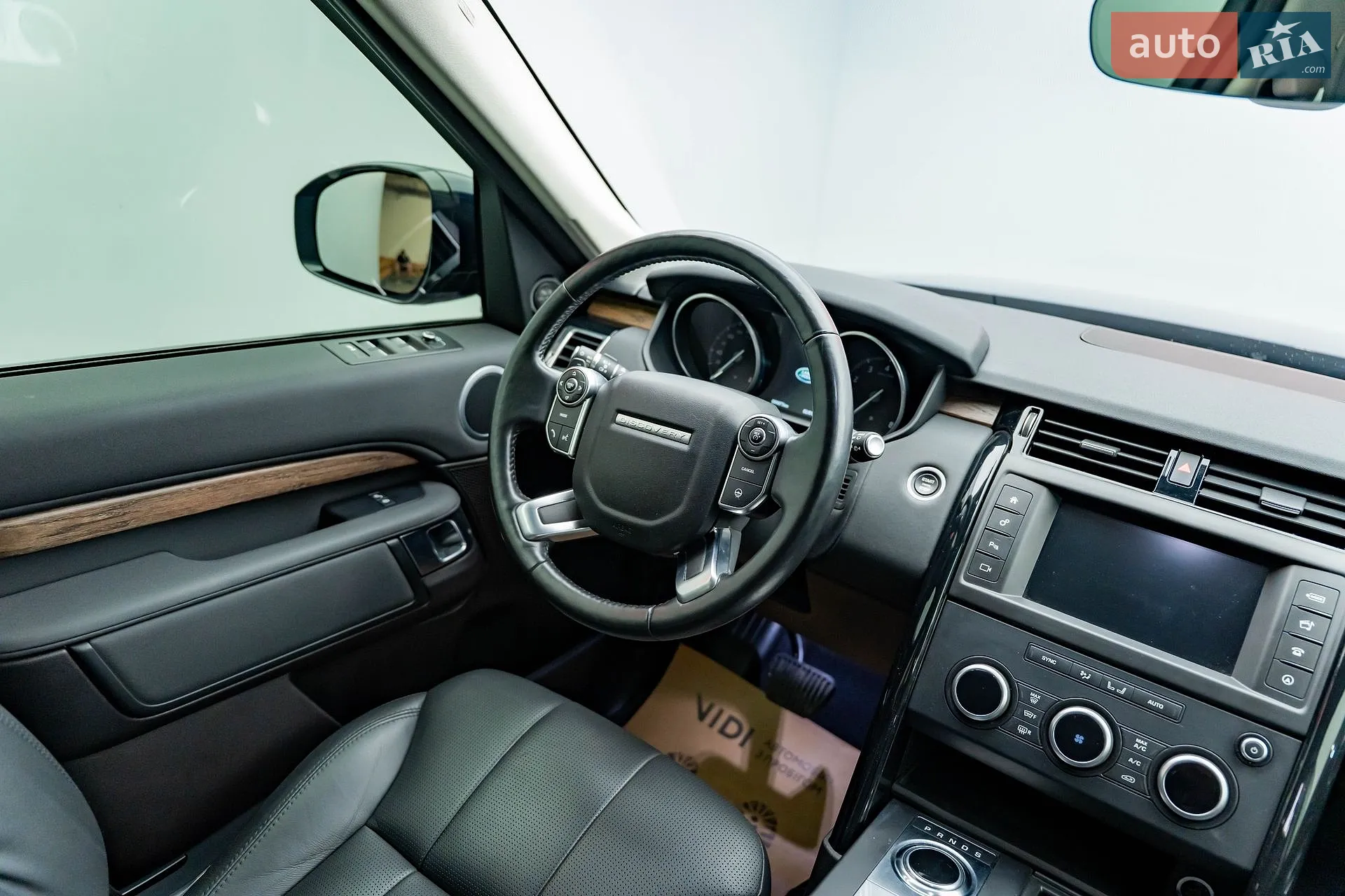 2017 Land Rover Discovery - мініатюра 14