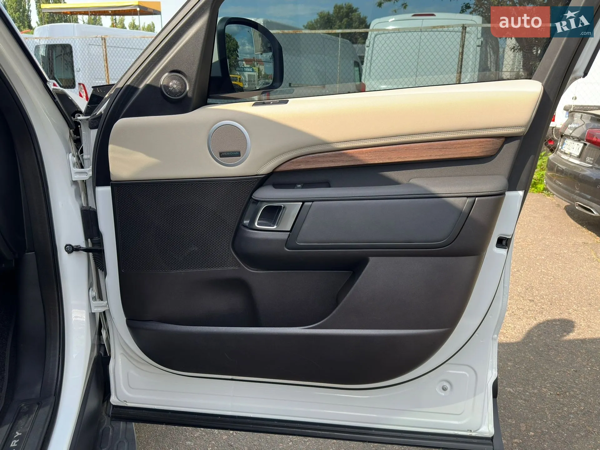 2017 Land Rover Discovery - мініатюра 39