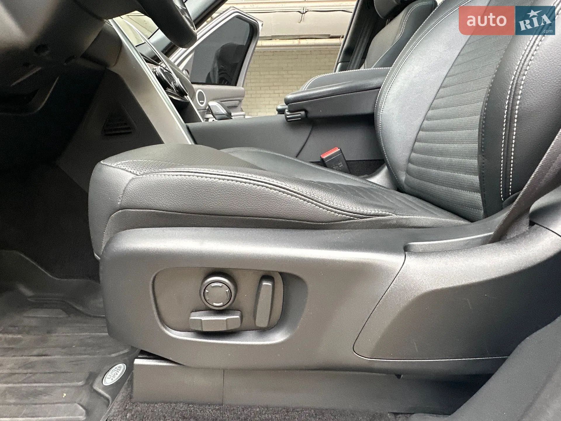 2023 Land Rover Discovery - мініатюра 48