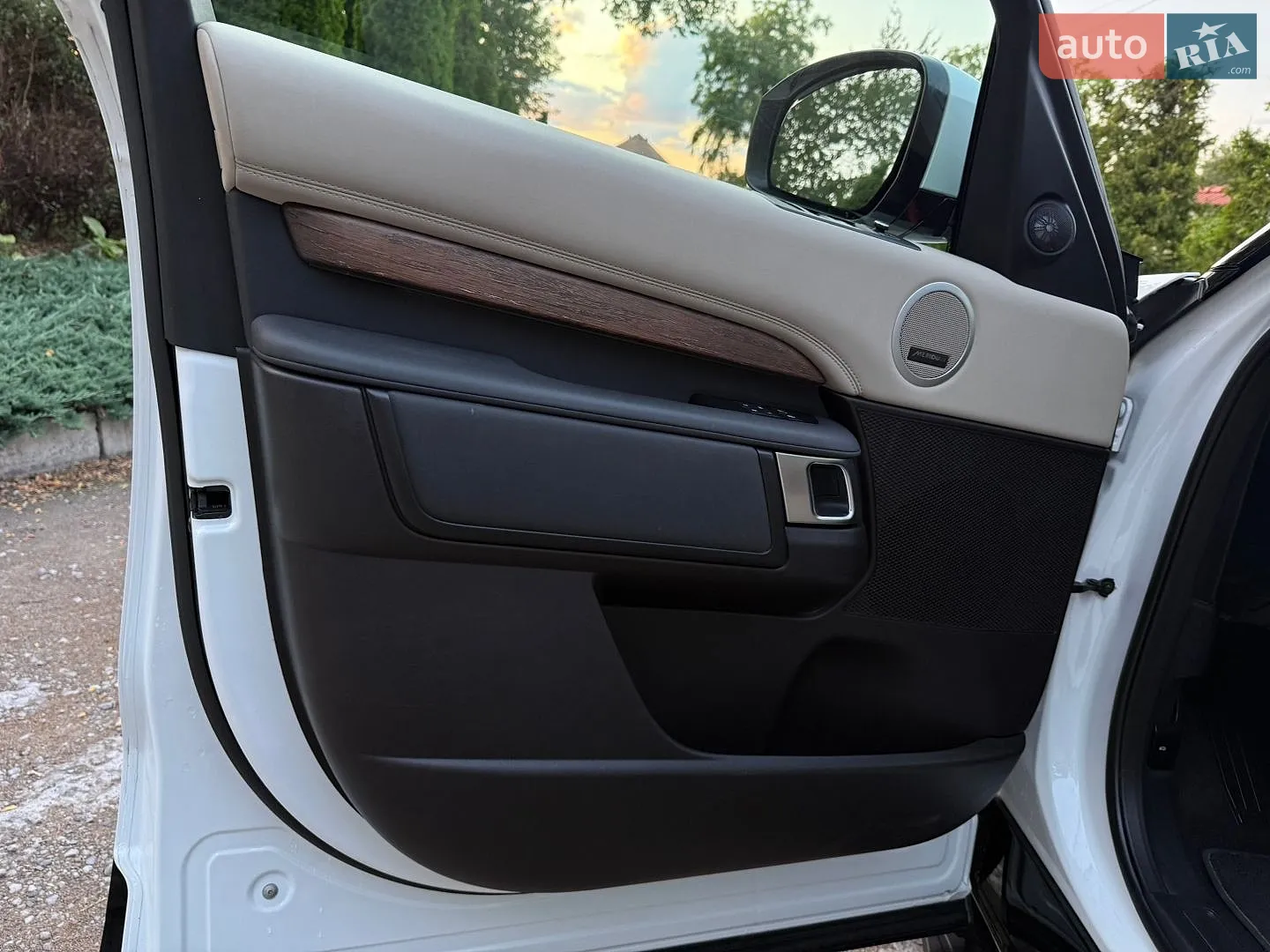 2017 Land Rover Discovery - мініатюра 38