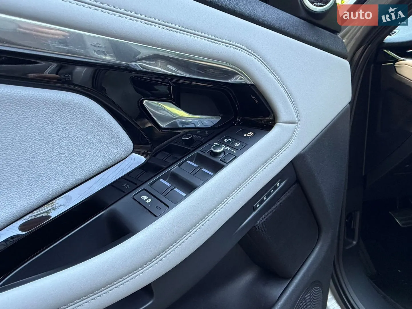 2019 Land Rover Range Rover Evoque - мініатюра 26