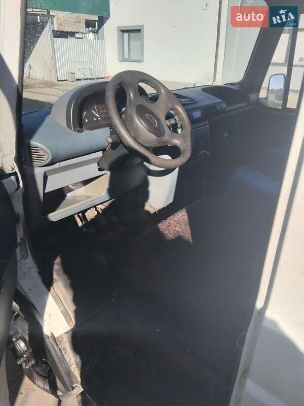 Для перевезення тварин LDV Convoy 2004 в Теофіполі