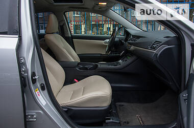 Хетчбек Lexus CT 2011 в 