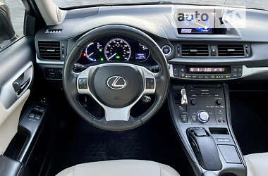 Хэтчбек Lexus CT 2012 в 