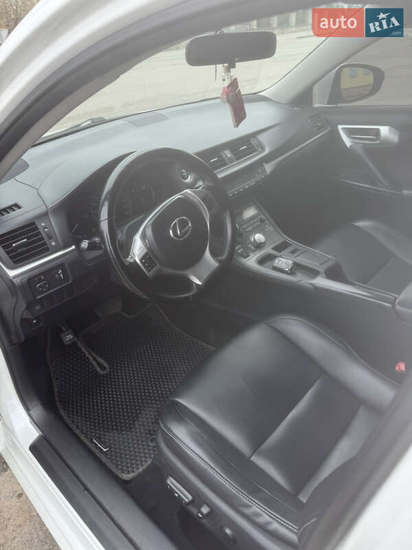 Хэтчбек Lexus CT 2011 в Волочиске
