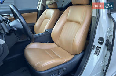 Хэтчбек Lexus CT 2012 в 