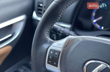 Хэтчбек Lexus CT 2012 в 